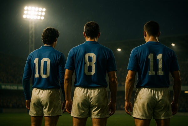 Tre calciatori della Nazionale italiana di spalle sotto la pioggia nello stadio di Belfast durante la Qualificazione Mondiale 1958.