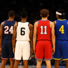 Giocatori di basket di spalle sul campo, ideale per illustrare le Regole NBA All-Star Game e il nuovo format del 2026.