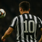 Calciatore della Juventus di spalle con maglia numero 10 durante un’azione di gioco, riferimento al rinnovo Yildiz.