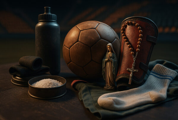 Oggetti legati alla scaramanzia nello sport, con pallone vintage, rosario, parastinco, statuetta sacra, sale e accessori sportivi in una scena 3D iperrealistica in uno stadio.
