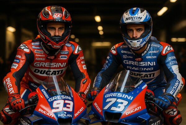 Marc e Alex Marquez con le Ducati del Team Gresini MotoGP nel box, pronti per la gara, in una scena realistica che mostra la determinazione e l’unione del team.