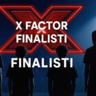 Immagine iconografica dedicata a X Factor finalisti: quattro concorrenti ripresi di spalle sotto luci da palco, davanti al grande logo luminoso rosso di X Factor, mentre sullo sfondo si percepisce un’atmosfera da concerto e da serata live.