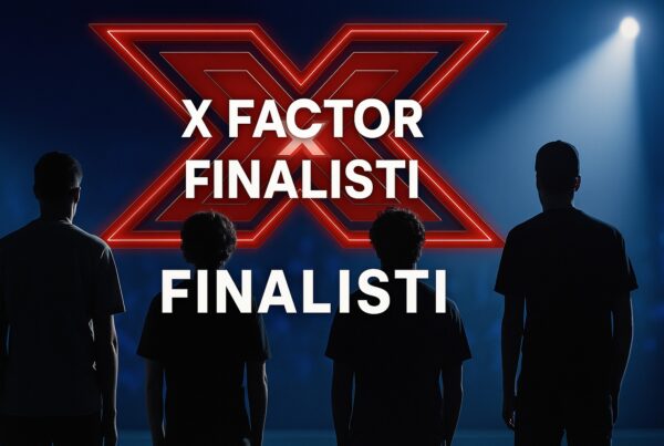 Immagine iconografica dedicata a X Factor finalisti: quattro concorrenti ripresi di spalle sotto luci da palco, davanti al grande logo luminoso rosso di X Factor, mentre sullo sfondo si percepisce un’atmosfera da concerto e da serata live.