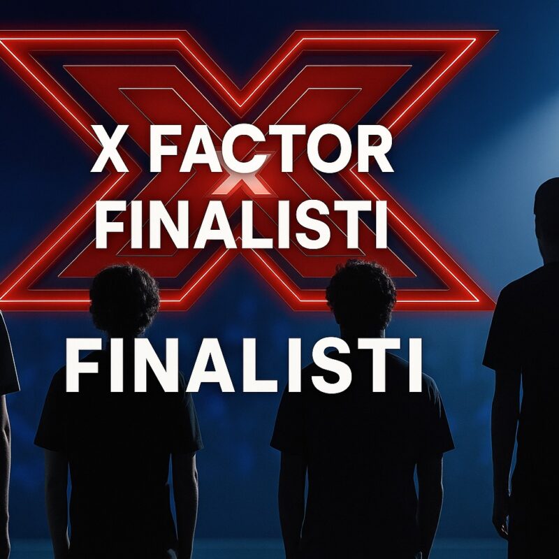 Immagine iconografica dedicata a X Factor finalisti: quattro concorrenti ripresi di spalle sotto luci da palco, davanti al grande logo luminoso rosso di X Factor, mentre sullo sfondo si percepisce un’atmosfera da concerto e da serata live.