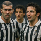 Zidane alla Juventus insieme ad Alessandro Del Piero in maglia bianconera, primi piani in campo con compagni sullo sfondo, atmosfera da partita di Serie A.