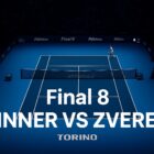 Vista dall’alto del campo da tennis delle ATP Finals di Torino con un giocatore in divisa blu che ricorda Jannik Sinner mentre serve, circondato da un pubblico gremito e dalle luci intense del Pala Alpitour che rappresenta la partita final 8 sinner vs zverev