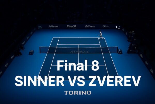 Vista dall’alto del campo da tennis delle ATP Finals di Torino con un giocatore in divisa blu che ricorda Jannik Sinner mentre serve, circondato da un pubblico gremito e dalle luci intense del Pala Alpitour che rappresenta la partita final 8 sinner vs zverev