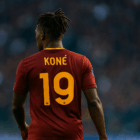 Infortunio di Manu Koné, immagine del giocatore di spalle in maglia numero 19 della Roma durante una partita, formato 16:9.