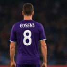 Infortunio per Gosens, giocatore della Fiorentina di spalle con la maglia viola numero 8 durante una partita di Serie A, simbolo del momento difficile della squadra.