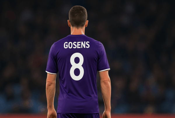 Infortunio per Gosens, giocatore della Fiorentina di spalle con la maglia viola numero 8 durante una partita di Serie A, simbolo del momento difficile della squadra.