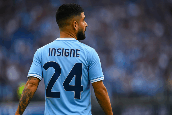 Insigne alla Lazio di spalle con la maglia numero 24 durante una partita, in un’immagine 16:9 allo stadio.