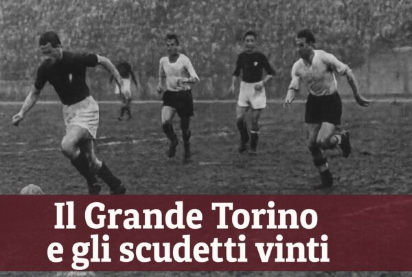 Immagine in bianco e nero che ritrae giocatori del Grande Torino in azione su un campo fangoso degli anni ’50, con una barra rosso granata in basso che riporta la scritta 'Il Grande Torino e gli scudetti vinti', riferita all’argomento quanti scudetti ha vinto il Torino