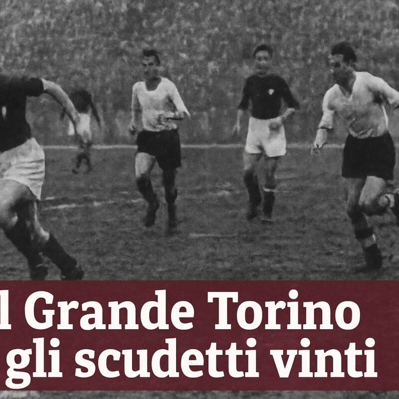 Immagine in bianco e nero che ritrae giocatori del Grande Torino in azione su un campo fangoso degli anni ’50, con una barra rosso granata in basso che riporta la scritta 'Il Grande Torino e gli scudetti vinti', riferita all’argomento quanti scudetti ha vinto il Torino