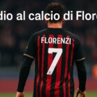 Giocatore visto di spalle con maglia rossonera simile al Milan, mentre saluta il pubblico durante il Ritiro Alessandro Florenzi.