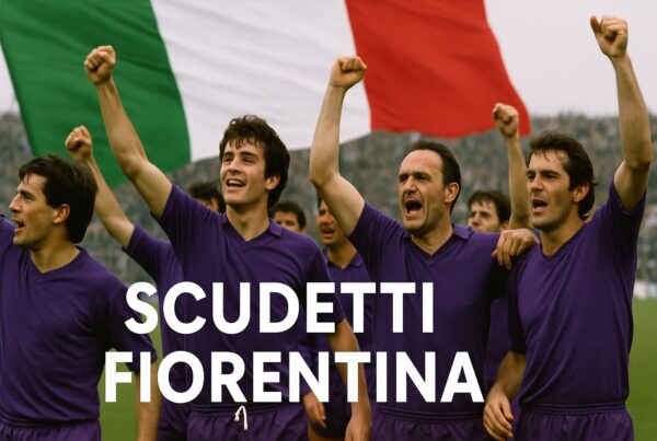 Giocatori della Fiorentina in maglia viola festeggiano in campo con il pugno alzato davanti a una grande bandiera italiana, rappresentazione celebrativa dei due Scudetti Fiorentina.