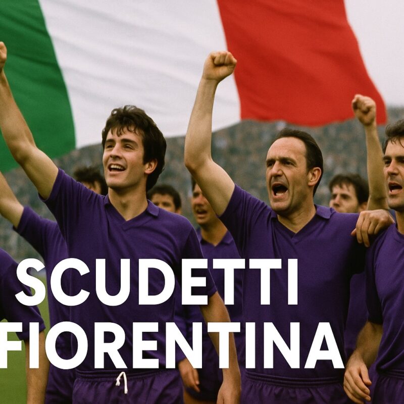 Giocatori della Fiorentina in maglia viola festeggiano in campo con il pugno alzato davanti a una grande bandiera italiana, rappresentazione celebrativa dei due Scudetti Fiorentina.
