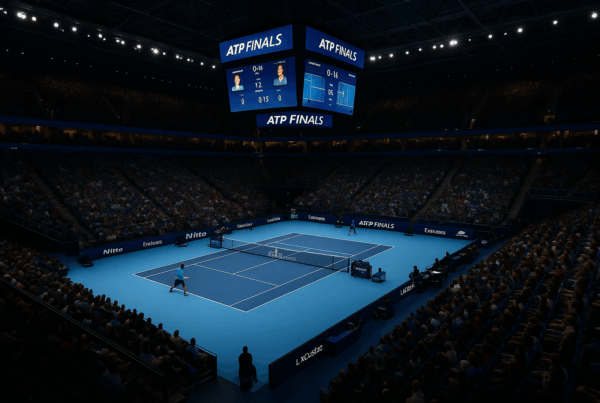 Veduta notturna dell’Inalpi Arena di Torino durante le ATP Finals, con campo blu e pubblico gremito, simbolo della Tragedia alle Atp Finals.