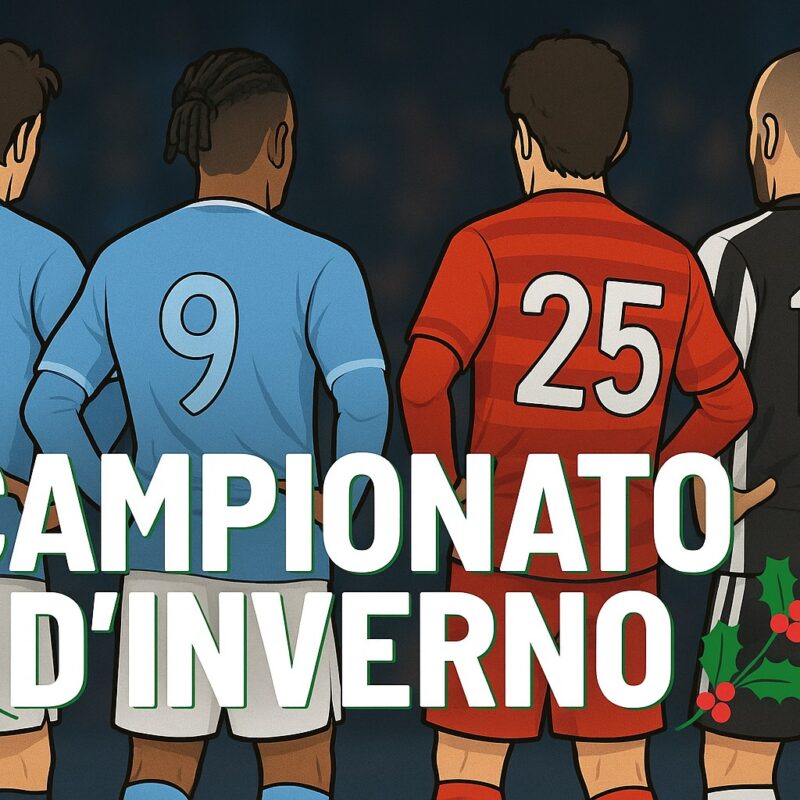 Quattro calciatori di spalle con maglie senza loghi, numeri grandi e scritta Campionato d’Inverno tra fiocchi di neve e agrifoglio.