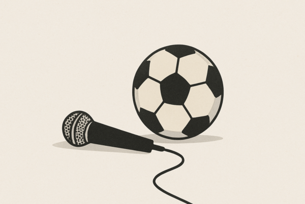 Che squadre tifano i cantanti di Sanremo: microfono da canto a terra accanto a un pallone da calcio, illustrazione minimalista 16:9.