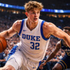Cooper Flagg in azione con la maglia Duke, dribbling in partita con intensità e controllo di palla, talento NBA a 19 anni