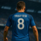 Calciatore visto di spalle con maglia del Napoli numero 8 con nome Frattesi, durante una partita al San Paolo, immagine realistica legata al possibile trasferimento di Frattesi al Napoli.