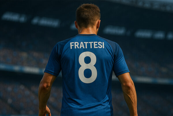 Calciatore visto di spalle con maglia del Napoli numero 8 con nome Frattesi, durante una partita al San Paolo, immagine realistica legata al possibile trasferimento di Frattesi al Napoli.