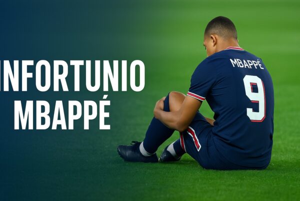 Calciatore di spalle seduto sul prato che si tiene il ginocchio, maglia blu numero 9; testo grande infortunio Mbappé a sinistra.