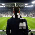 Marco Ottolini alla Juventus osserva lo stadio bianconero di spalle, simbolo del suo ritorno dirigenziale