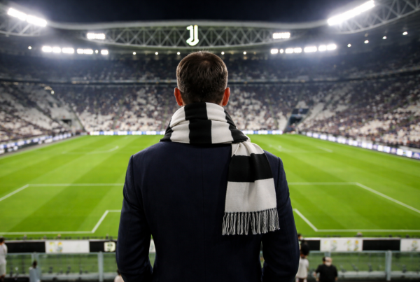 Marco Ottolini alla Juventus osserva lo stadio bianconero di spalle, simbolo del suo ritorno dirigenziale