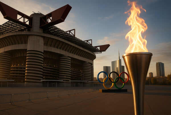 “Stadio San Siro al tramonto con fiaccola olimpica e anelli dei Giochi, simbolo delle sfide dei Milano impianti sportivi verso le Olimpiadi 2026