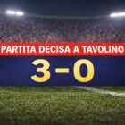 Campo da calcio vuoto con tabellone che indica partita decisa a tavolino e risultato finale 3-0 assegnato d’ufficio.