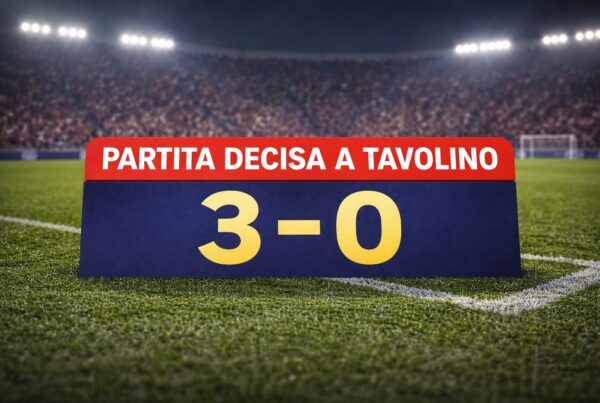 Campo da calcio vuoto con tabellone che indica partita decisa a tavolino e risultato finale 3-0 assegnato d’ufficio.