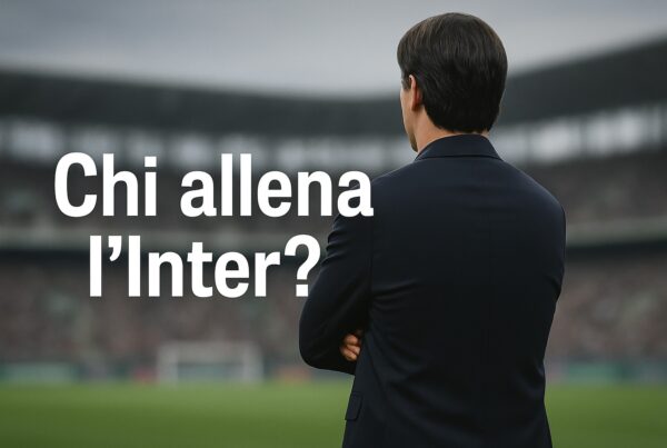 Allenatore di spalle a bordocampo con braccia incrociate, stadio sullo sfondo e scritta Chi allena l’Inter? in primo piano.