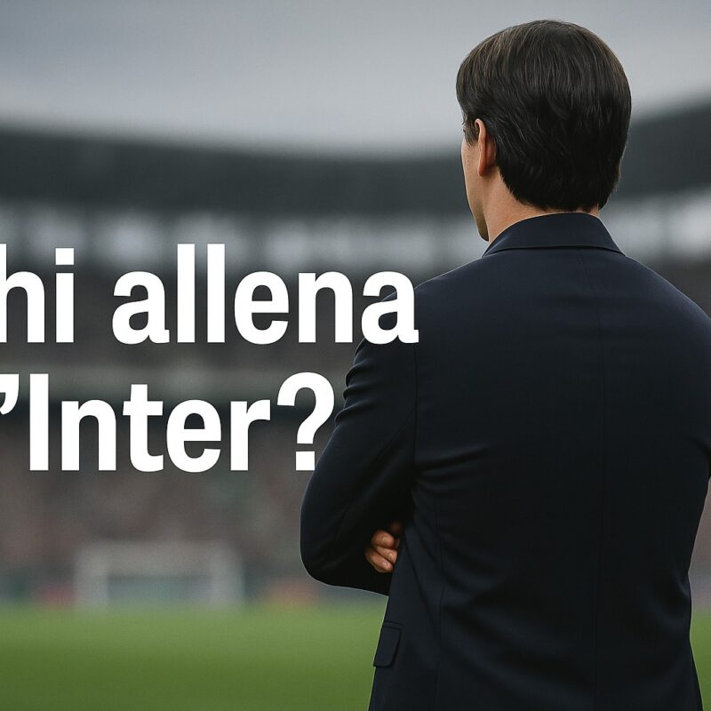 Allenatore di spalle a bordocampo con braccia incrociate, stadio sullo sfondo e scritta Chi allena l’Inter? in primo piano.