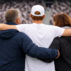 Chi sono i genitori di Sinner: Jannik Sinner abbraccia mamma e papà di spalle sul campo da tennis