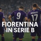 Giocatori della Fiorentina di spalle in maglia viola con la scritta Fiorentina in Serie B, immagine simbolo della crisi e del rischio retrocessione