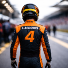 Il patrimonio di Lando Norris rappresentato da un’immagine del pilota di spalle nel paddock di Formula 1