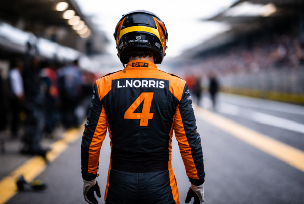Il patrimonio di Lando Norris rappresentato da un’immagine del pilota di spalle nel paddock di Formula 1