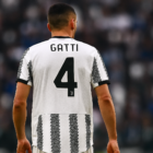 Infortunio di Gatti: Gatti di spalle in campo con maglia bianconera durante una partita.