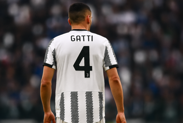 Infortunio di Gatti: Gatti di spalle in campo con maglia bianconera durante una partita.