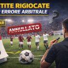 Arbitro di spalle con fischietto davanti a un campo da calcio, scritta Partite rigiocate per errore arbitrale e timbro “Annullato”, scena simbolo di una gara da ripetere.