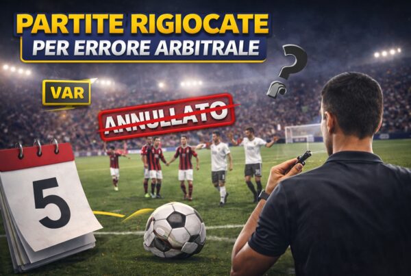 Arbitro di spalle con fischietto davanti a un campo da calcio, scritta Partite rigiocate per errore arbitrale e timbro “Annullato”, scena simbolo di una gara da ripetere.