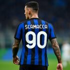 Scamacca di spalle in campo con maglia nero-azzurra numero 90: immagine di copertina per l’articolo quanto guadagna Scamacca