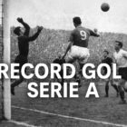 Azione di una partita storica di Serie A con colpo di testa sotto porta e portiere in tuffo, immagine simbolo del record gol Serie A