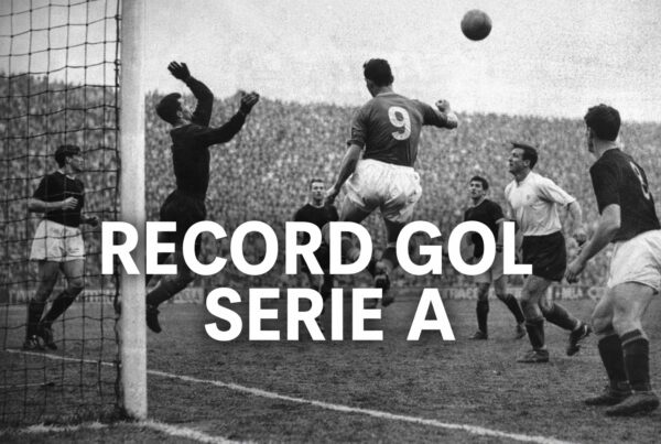Azione di una partita storica di Serie A con colpo di testa sotto porta e portiere in tuffo, immagine simbolo del record gol Serie A
