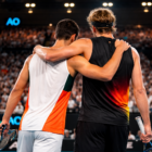 Alcaraz Zverev Australian Open: i due tennisti di spalle si abbracciano dopo la semifinale a Melbourne