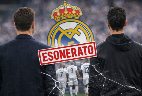 Xabi Alonso di spalle davanti al logo del Real Madrid dopo l’esonero