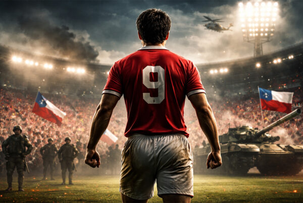 Carlos Caszely di spalle in uno stadio cileno sotto tensione, tra tifosi e presenza militare durante la dittatura di Pinochet