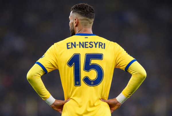 Youssef En-Nesyri di spalle in campo, pronto a ripartire in attacco