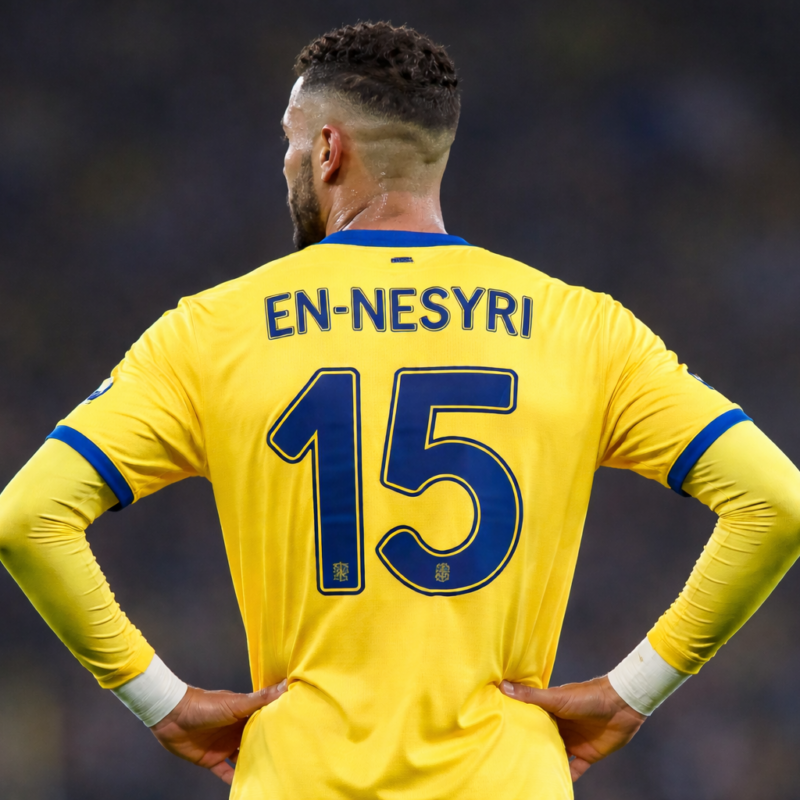 Youssef En-Nesyri di spalle in campo, pronto a ripartire in attacco